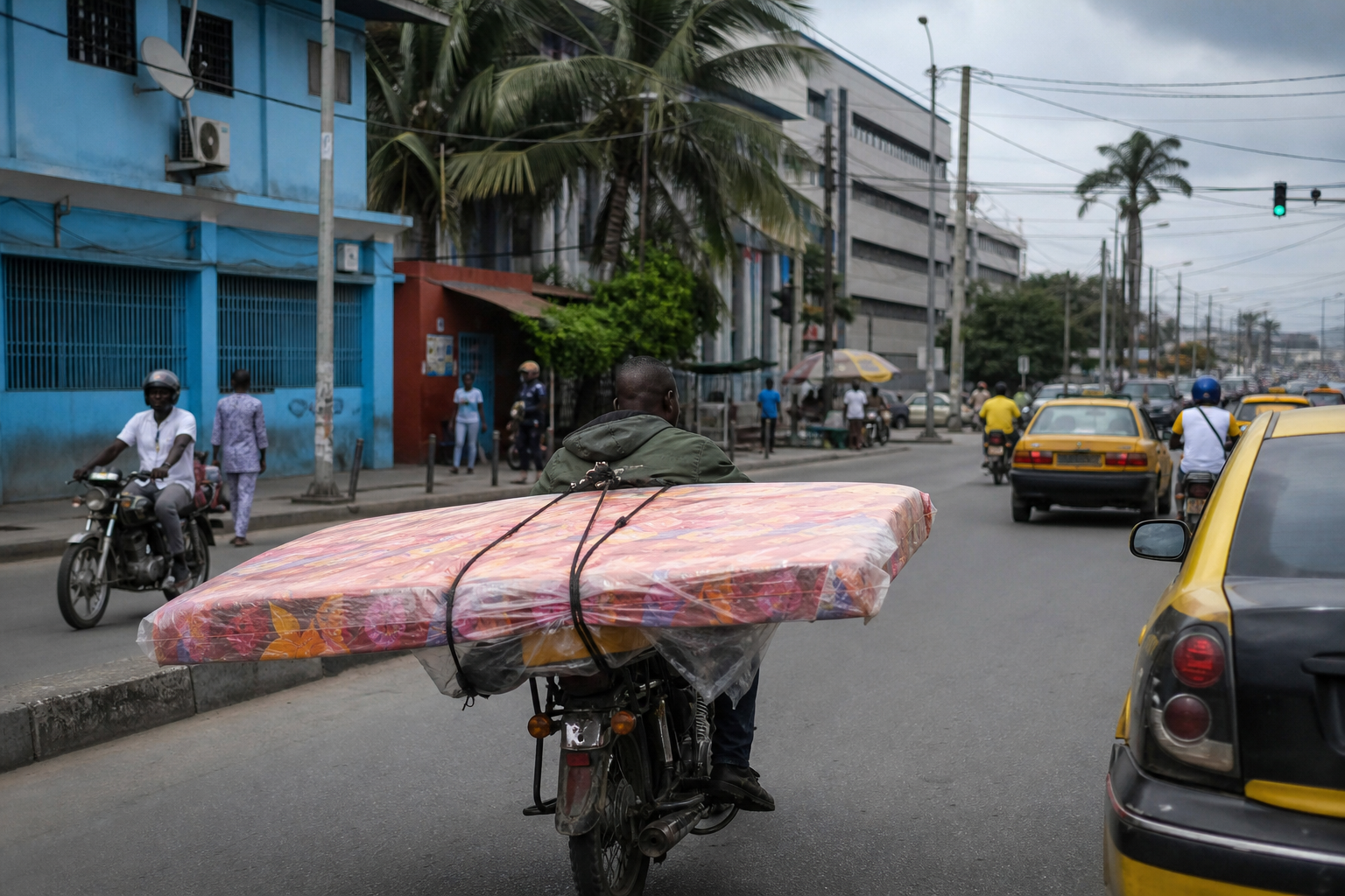 Livraison moto d’un matelas à Douala